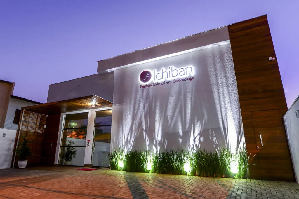 Fachada iluminada da Clínica Ichiban à noite, no Jardim Higienópolis