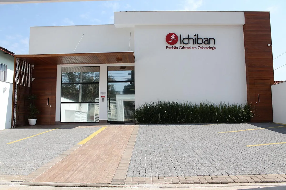 Fachada da Clínica Ichiban com estacionamento próprio