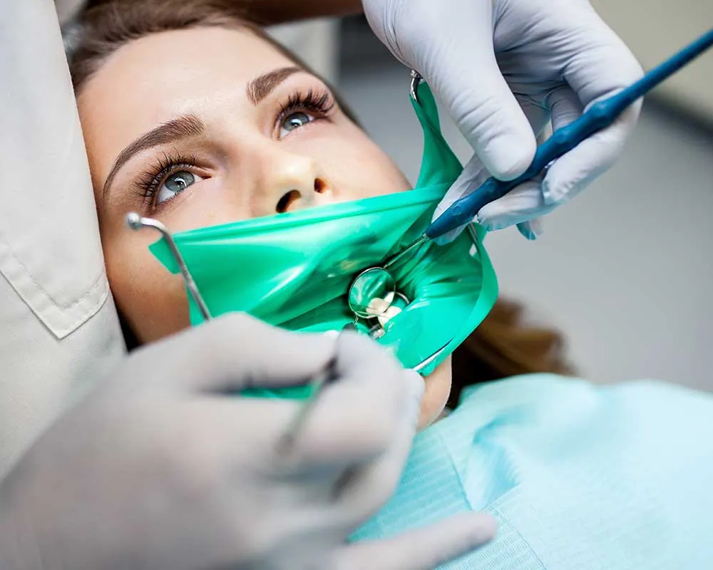 Cirurgiã-dentista realizando procedimento cirúrgico
