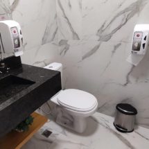Toalete masculino com itens para higiene bucal